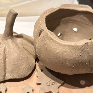 1 daagse workshop glazuren van een keuze uit drie bisquit gestookte werkjes (Max 4 pers)